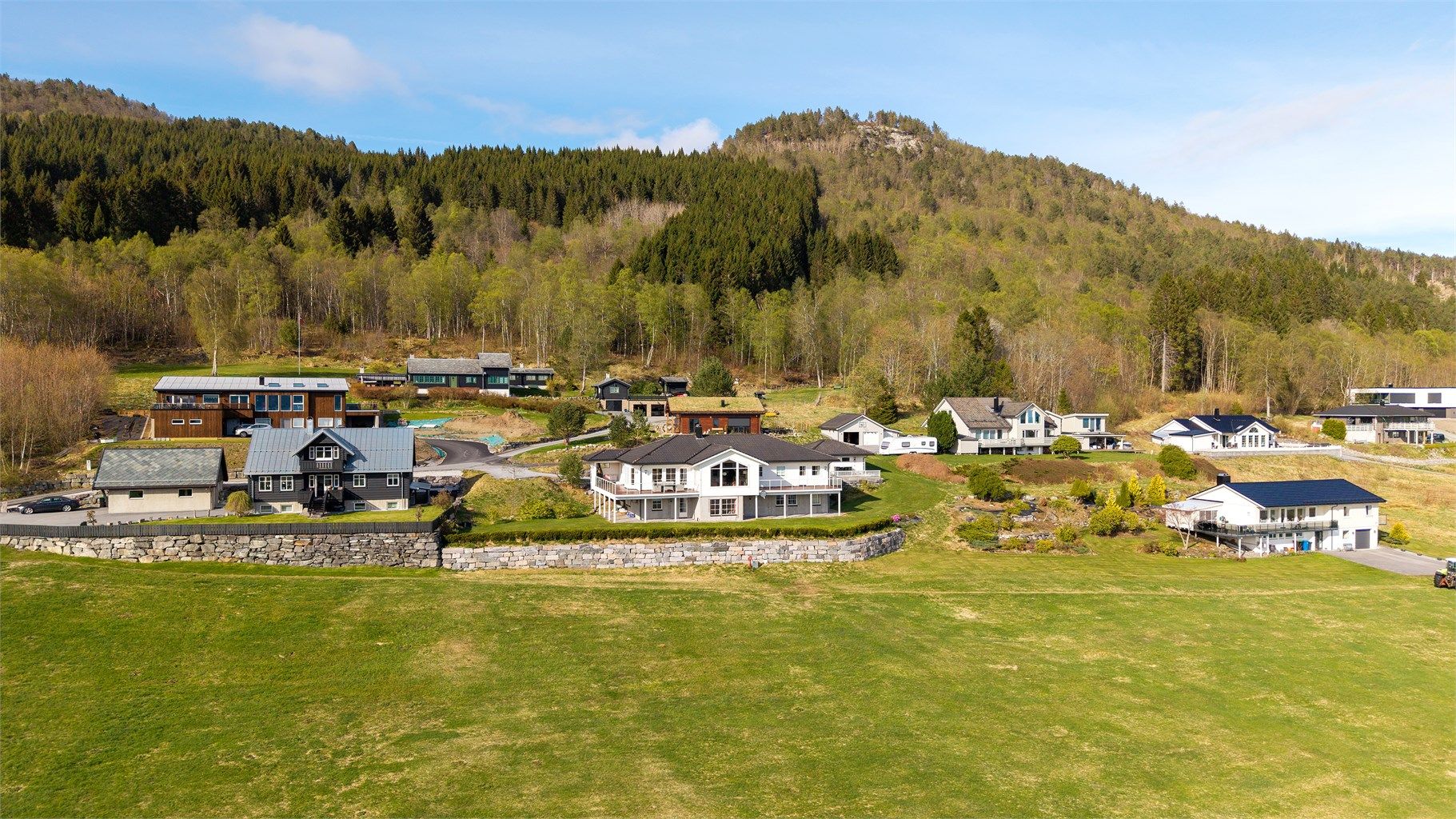 Området er kjent for å være rolig og fredelig, med nærhet til både sjø og fjell.