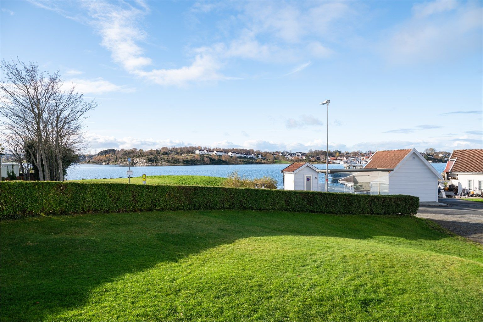 Boligen ligger på hjørnetomt av god størrelse med gode solforhold og flott utsikt til sjø. 