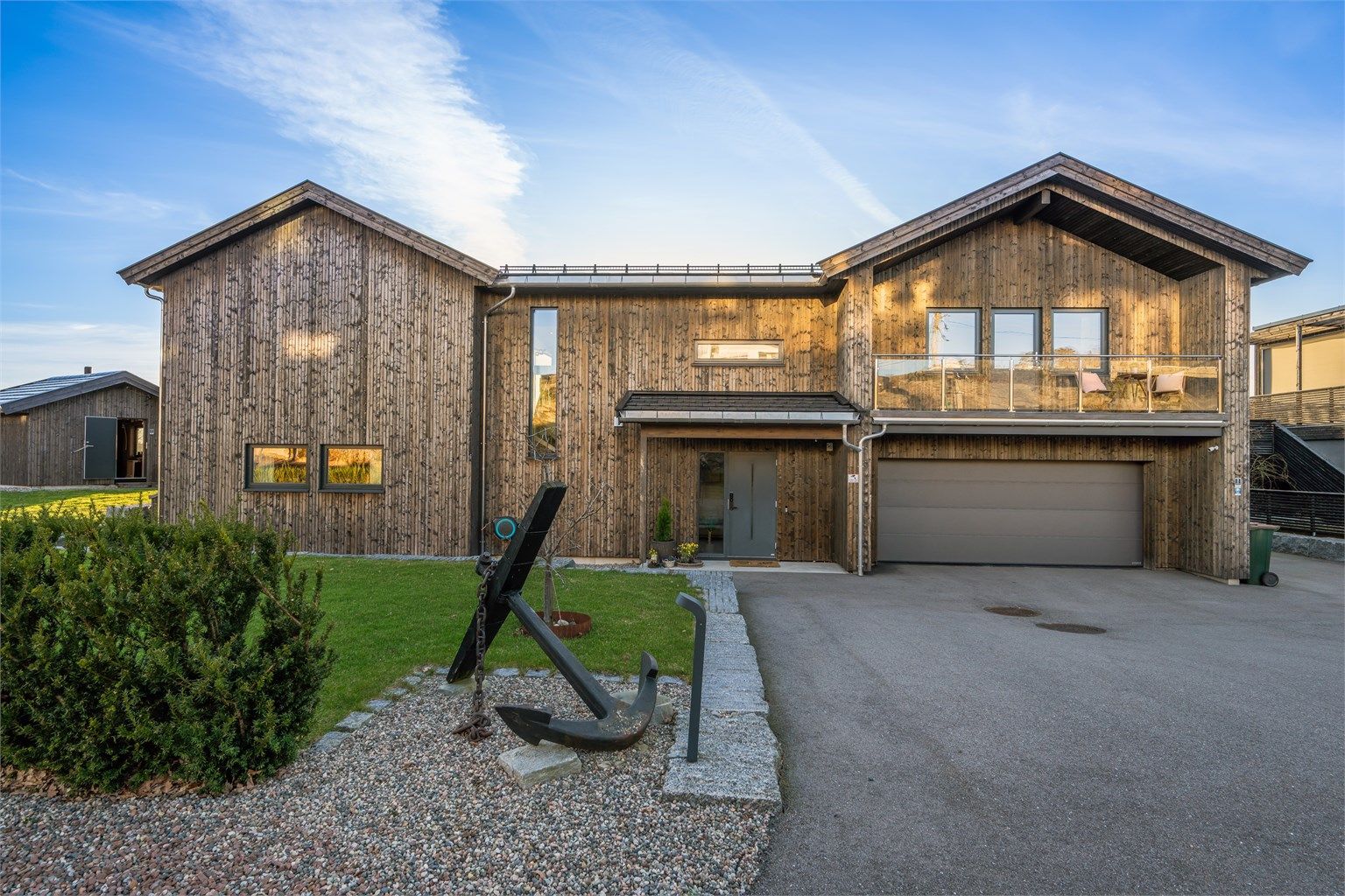 Svært innbydende og lekker enebolig oppført over to etasjeplan. 