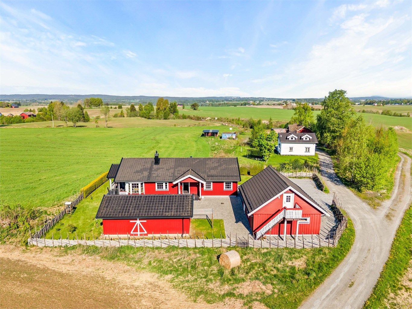 En energieffektiv enebolig med vannbåren gulvvarme fra jordvarme, stor garasje med loft og et separat uthus på en flat, barnevennlig tomt.
Foto: Anders Botnmark 