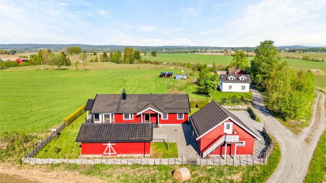 En energieffektiv enebolig med vannbåren gulvvarme fra jordvarme, stor garasje med loft og et separat uthus på en flat, barnevennlig tomt.
Foto: Anders Botnmark