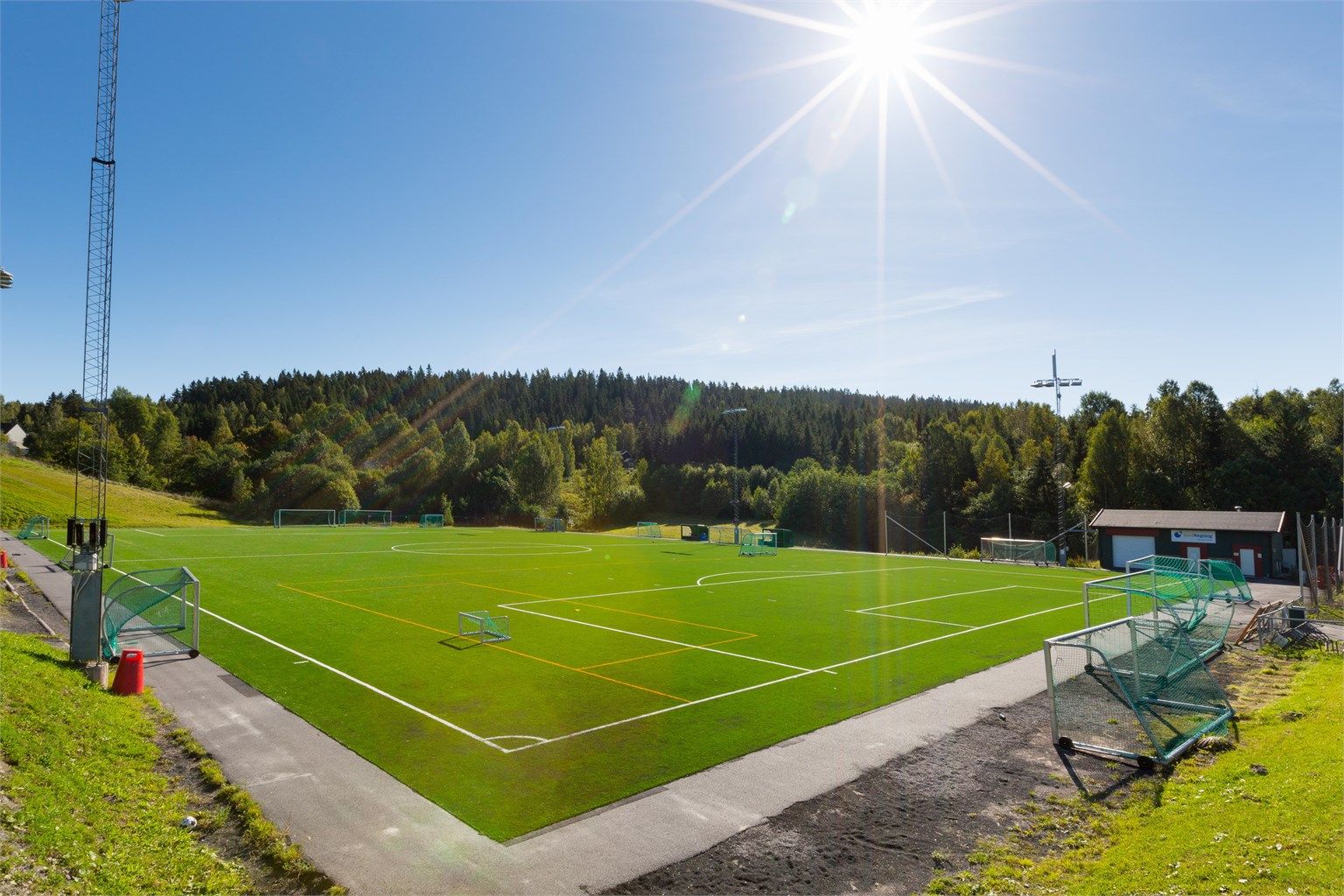 Aktivt idrettsmiljø i nærområdet med kunstgressbane og ballfelt.