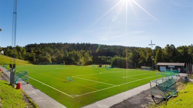 Aktivt idrettsmiljø i nærområdet med kunstgressbane og ballfelt.