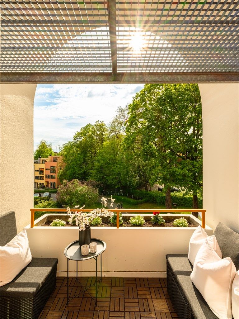 Leiligheten har blant annet garasjeplass med el-lader og vestvendt balkong. Foto: Chris Borowiak.