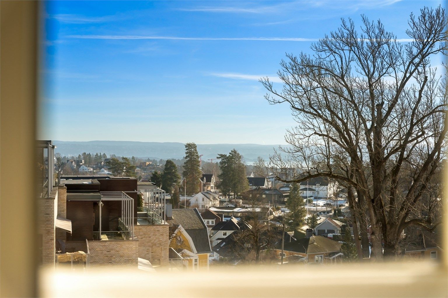 Eiendommen er omgitt av en vernet park som gir et rolig og idyllisk preg.