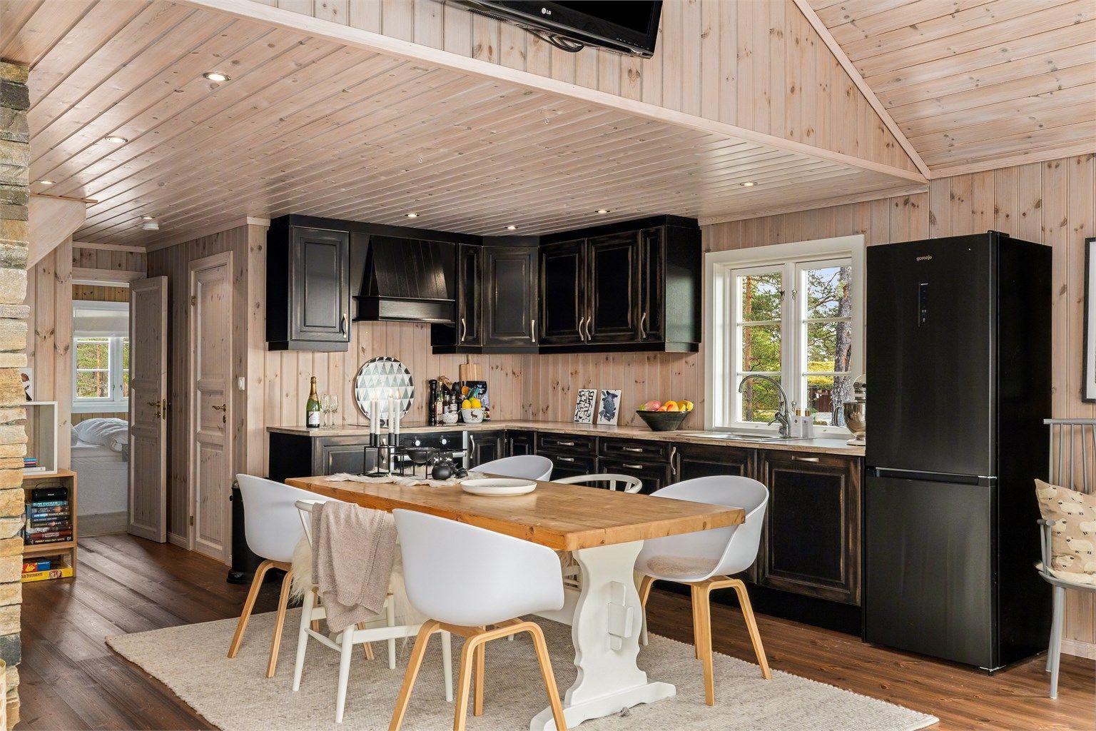 Spisestuen er plassert der alle uansett havner i sosiale lag, rett ved kjøkkenet. Hyggelig og praktisk.