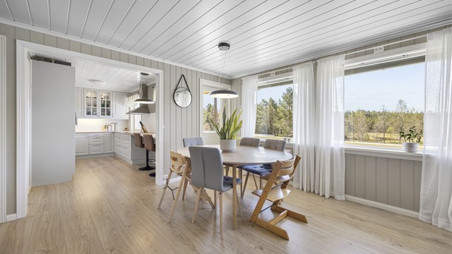 Spisestuen ligger i praktisk tilknytning til kjøkkenet, ideelt for sosiale sammenkomster.