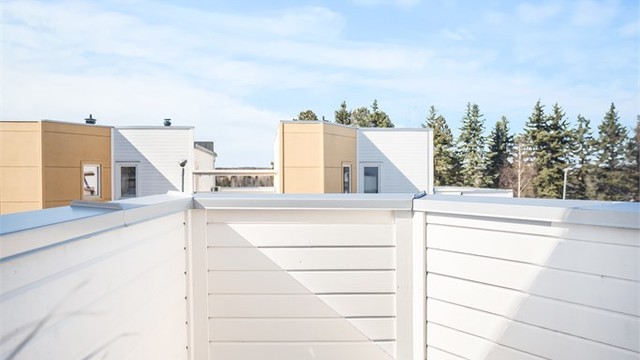 Fra trappegangen i andre etasje er det utgang til en balkong på 5 m².