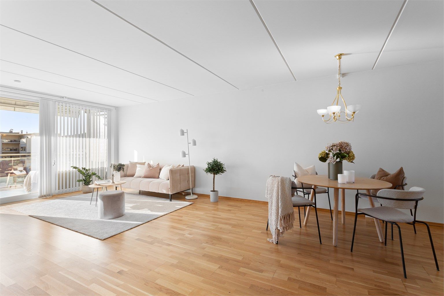 God plass til sofagruppe og spisebord