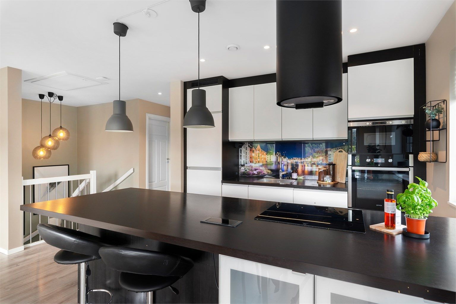 Tidløs kjøkkeninnredning fra Ikea med benkeplate av laminat og integrert stekeovn, platetopp, oppvaskmaskin, mikrobølgeovn og kjøleskap