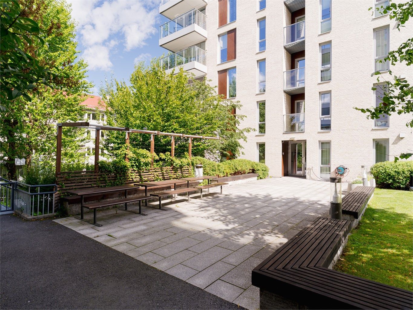 Bygget er fra 2018 og har en moderne arkitektur med fasader i teglstein.