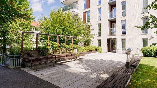 Bygget er fra 2018 og har en moderne arkitektur med fasader i teglstein.