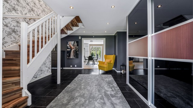 Skyvedørsgarderobe i gangen gir rikelig med plass for yttertøy og sko.