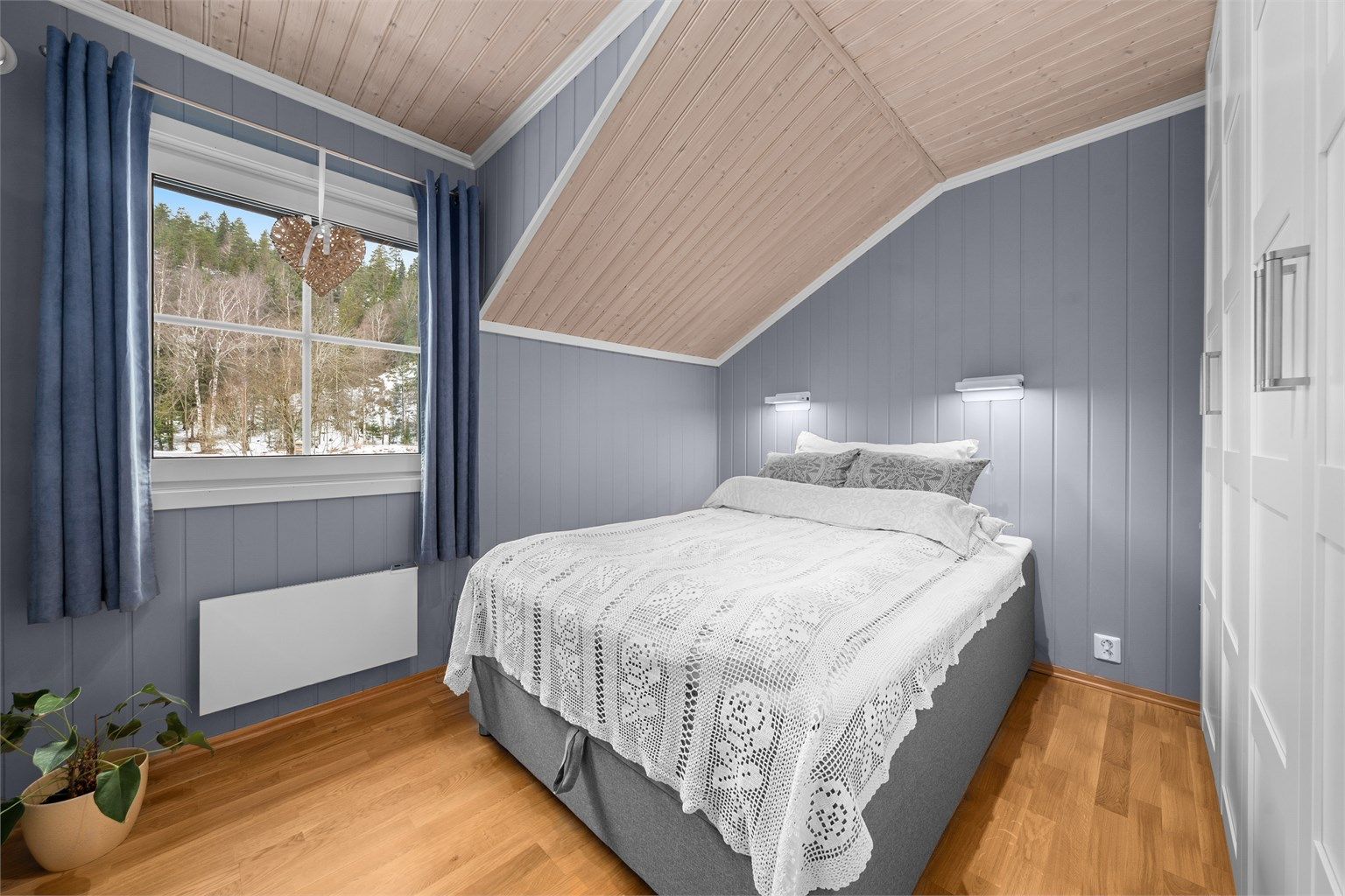 Det tredje soverommet er lyst og trivelig, med plass til seng og garderobeløsning.