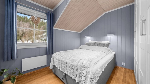 Det tredje soverommet er lyst og trivelig, med plass til seng og garderobeløsning.