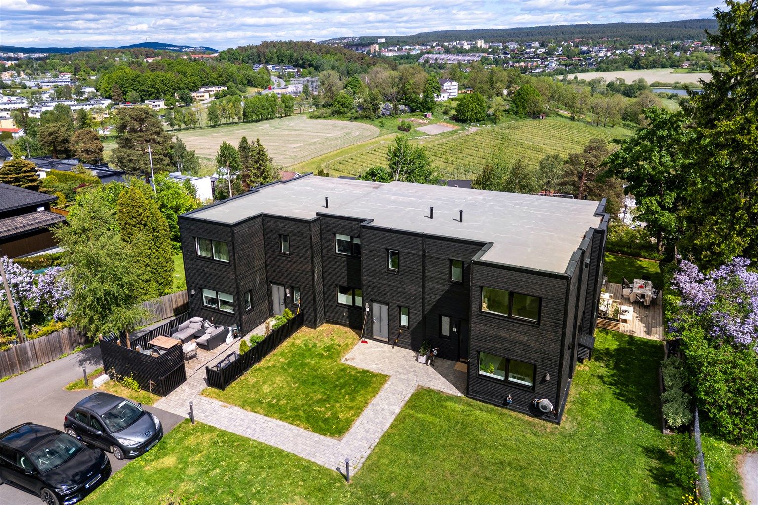 Eiendommen ligger i et rolig boligområde med kort vei til både marka og Østensjøvannet.