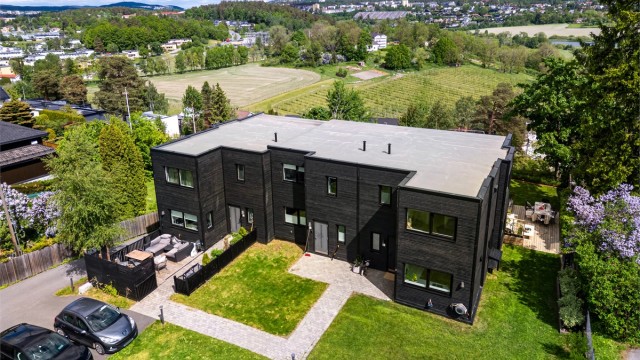 Eiendommen ligger i et rolig boligområde med kort vei til både marka og Østensjøvannet.