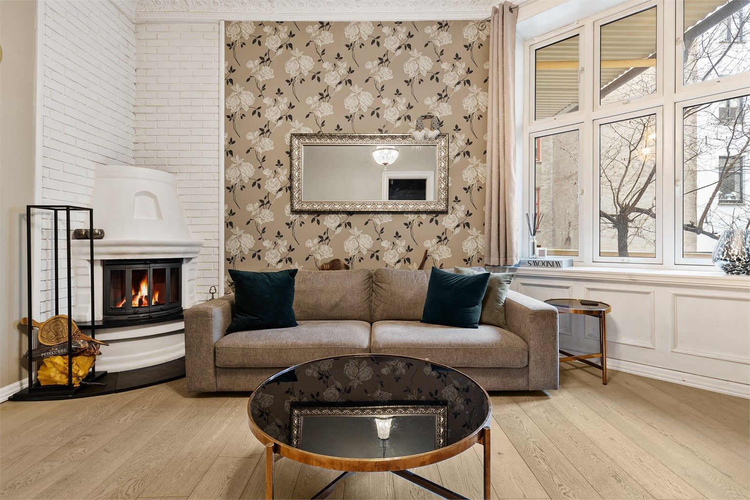 Leiligheten har rikelig me lysinnslipp gjennom store, klassiske vinduer, og en peisovn luner på årets kjøligere dager.