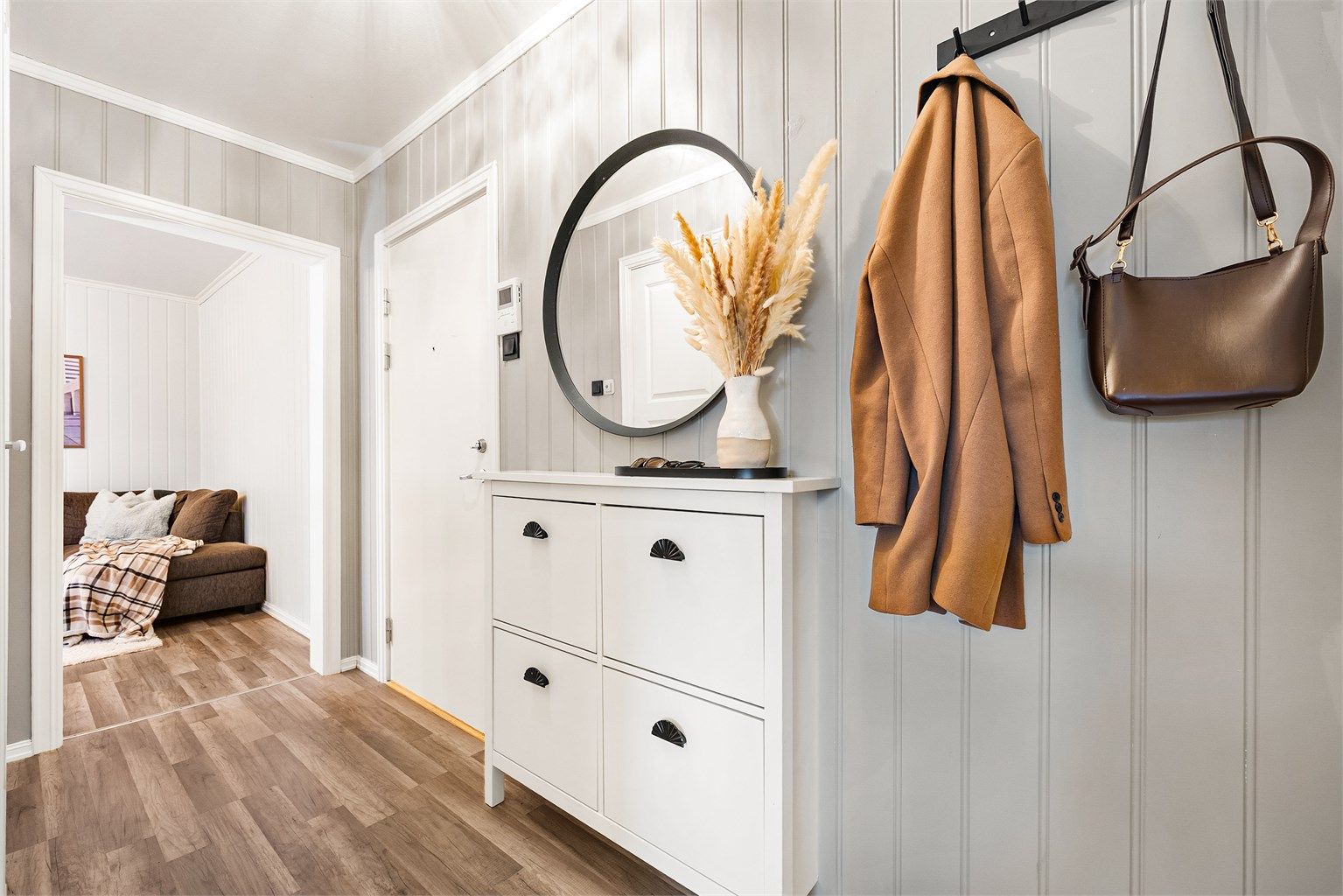 Hyggelig gang med plass til å henge fra seg yttertøy