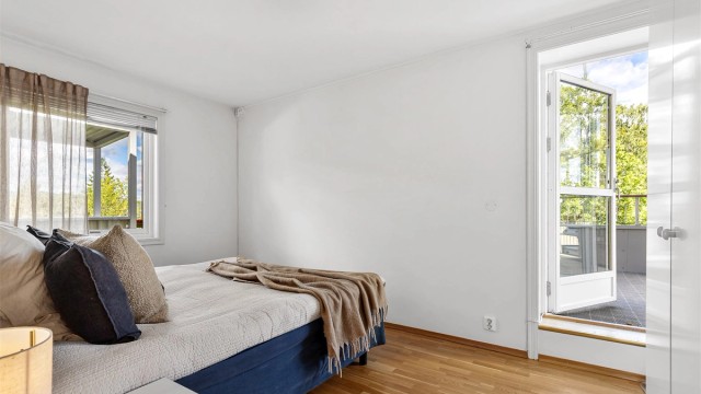 Soverom 1 er av god størrelse og har god plass til stor seng og garderobeskap. Herfra er det i tillegg adkomst til den største balkongen, hvor deler av balkongen er innglasset.