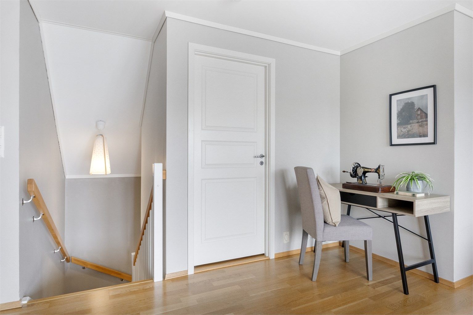 Bli med opp i boligens loftetasje.