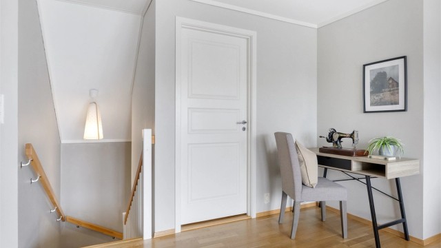 Bli med opp i boligens loftetasje.