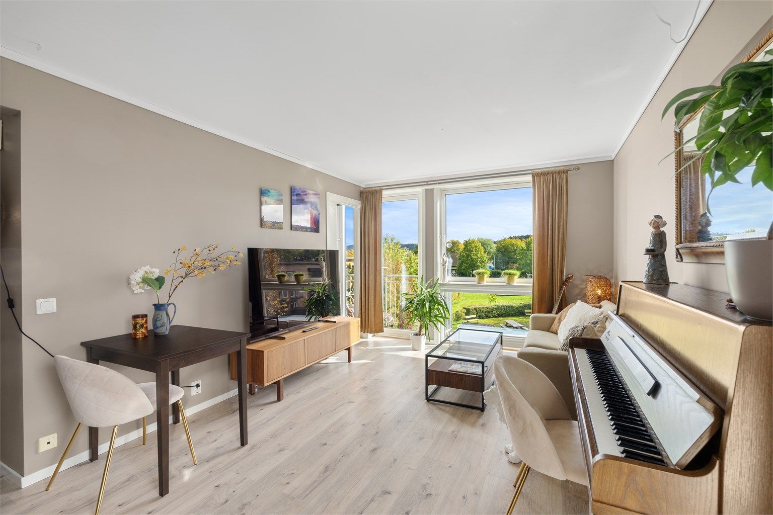 Stuen varmes opp med radiator tilknyttet felles varmesentral.