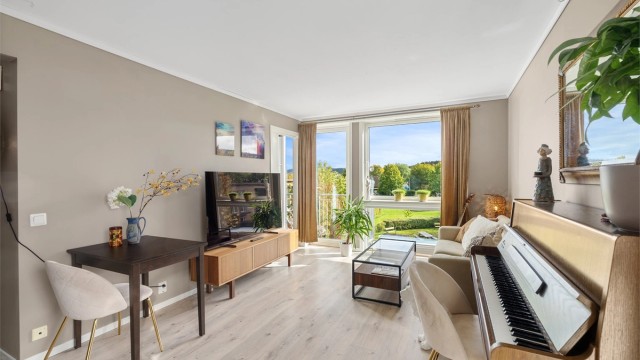Stuen varmes opp med radiator tilknyttet felles varmesentral.