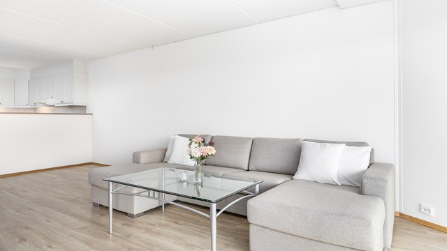 Det er gulvvarme i alle oppholdsrom, hovedsakelig vannbåren. I stuen er det lagt nytt laminatgulv siden byggeåret.