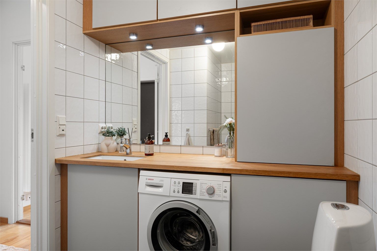Innredet med vask, godt med oppbevaring, toalett, dusjnisje og opplegg for vaskemaskin. 