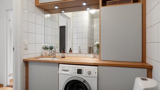 Innredet med vask, godt med oppbevaring, toalett, dusjnisje og opplegg for vaskemaskin.