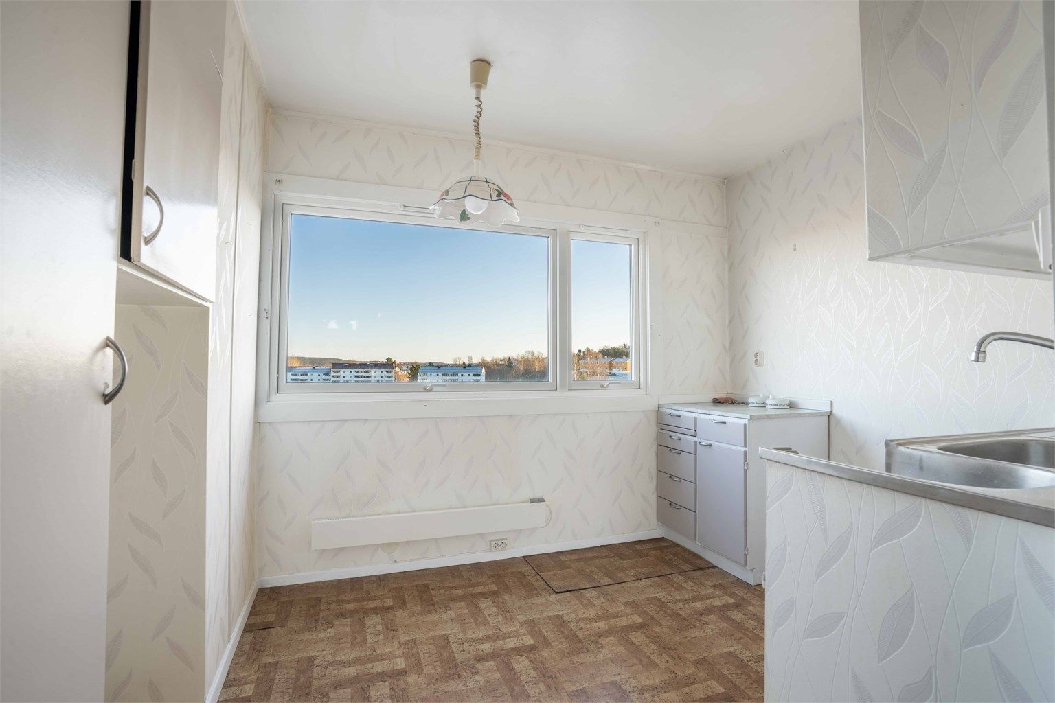 Leiligheten er original med behov for oppussing, men ligger fint til i toppetasjen uten innsyn.