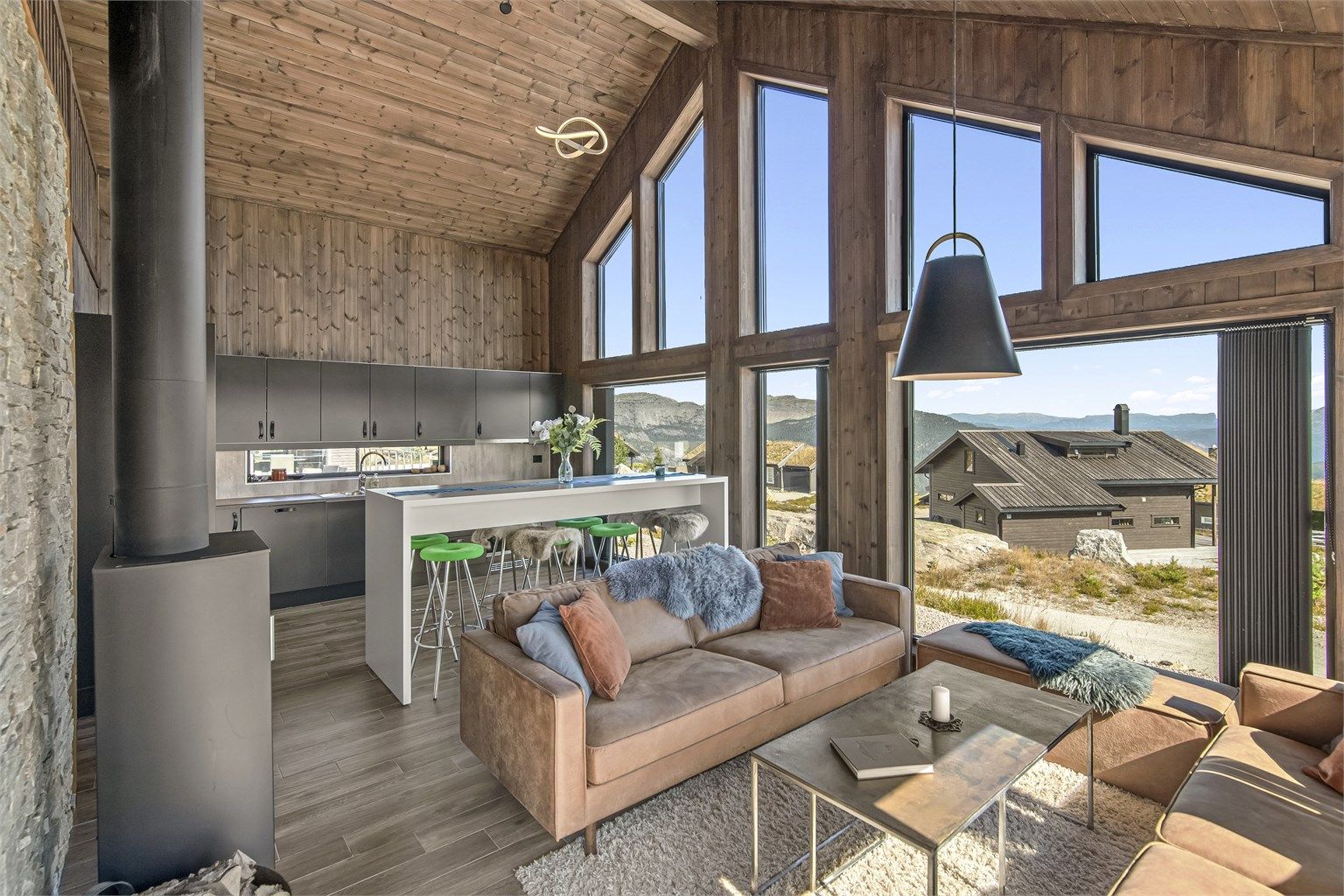 Hytten har store vindusflater som slipper naturen inn, smakfull innredning og løsninger som gir høy komfort året rundt.