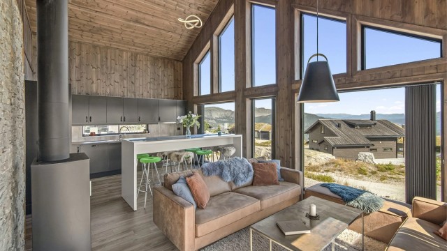 Hytten har store vindusflater som slipper naturen inn, smakfull innredning og løsninger som gir høy komfort året rundt.