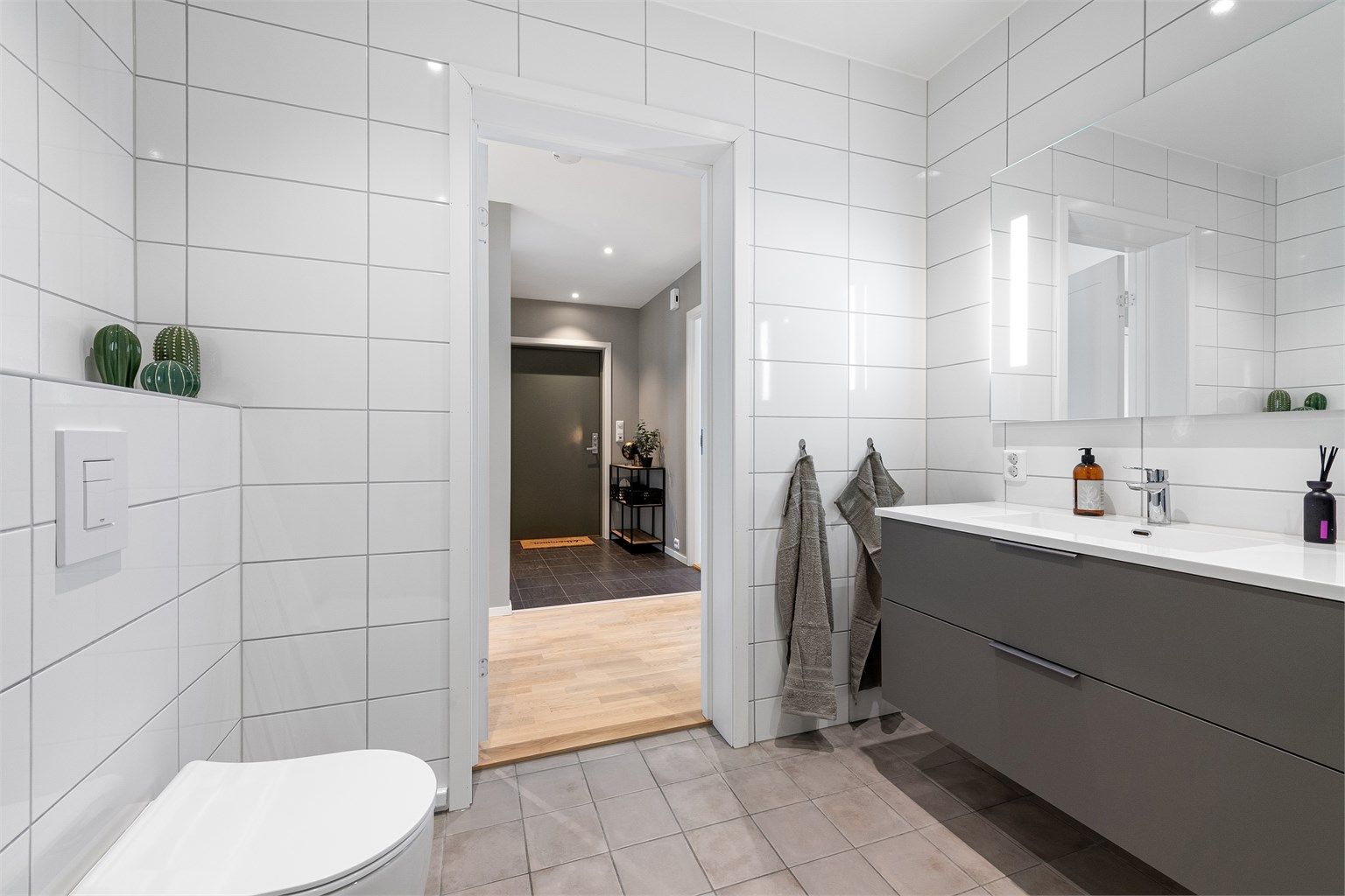 Her på badet er det elektriske varmekabler i gulvet for optimal komfort.