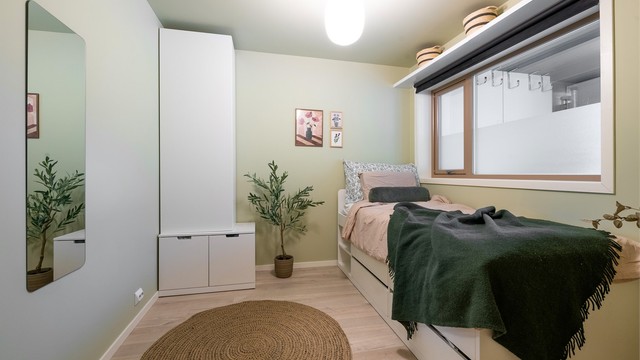 Soverom i underetasjen, ideelt som gjesterom, kontor eller ungdomsrom.