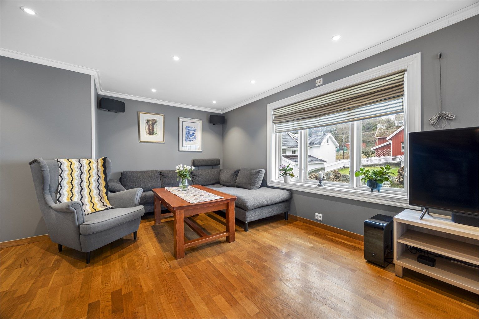 Det er hvite trehus og koselige hager å se ut fra alle vinduer rundt huset.