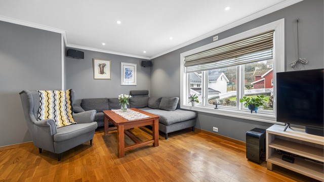 Det er hvite trehus og koselige hager å se ut fra alle vinduer rundt huset.