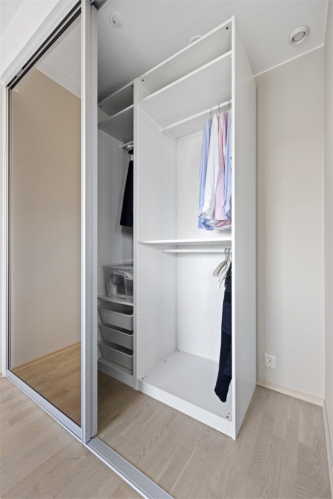 Stor skyvedørsgarderobe med god plass til klær m.m. Skyvedørsgarderobe er opprinnelig byggemeldt som bod jf. byggetegninger. Innredning av rommet til bruk for varig opphold er ikke bruksendret/omsøkt og er heller ikke godkjent for denne bruk av kommunen