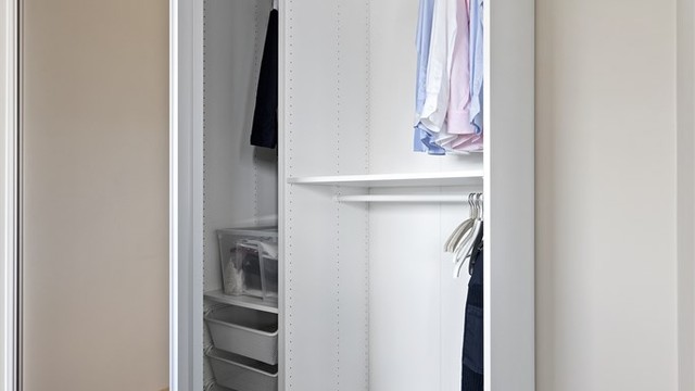Stor skyvedørsgarderobe med god plass til klær m.m. Skyvedørsgarderobe er opprinnelig byggemeldt som bod jf. byggetegninger. Innredning av rommet til bruk for varig opphold er ikke bruksendret/omsøkt og er heller ikke godkjent for denne bruk av kommunen