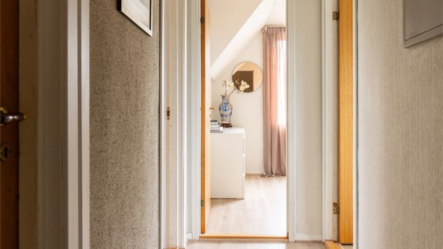 Gangen i andre etasje har pent laminatgulv og leder til soverommene.