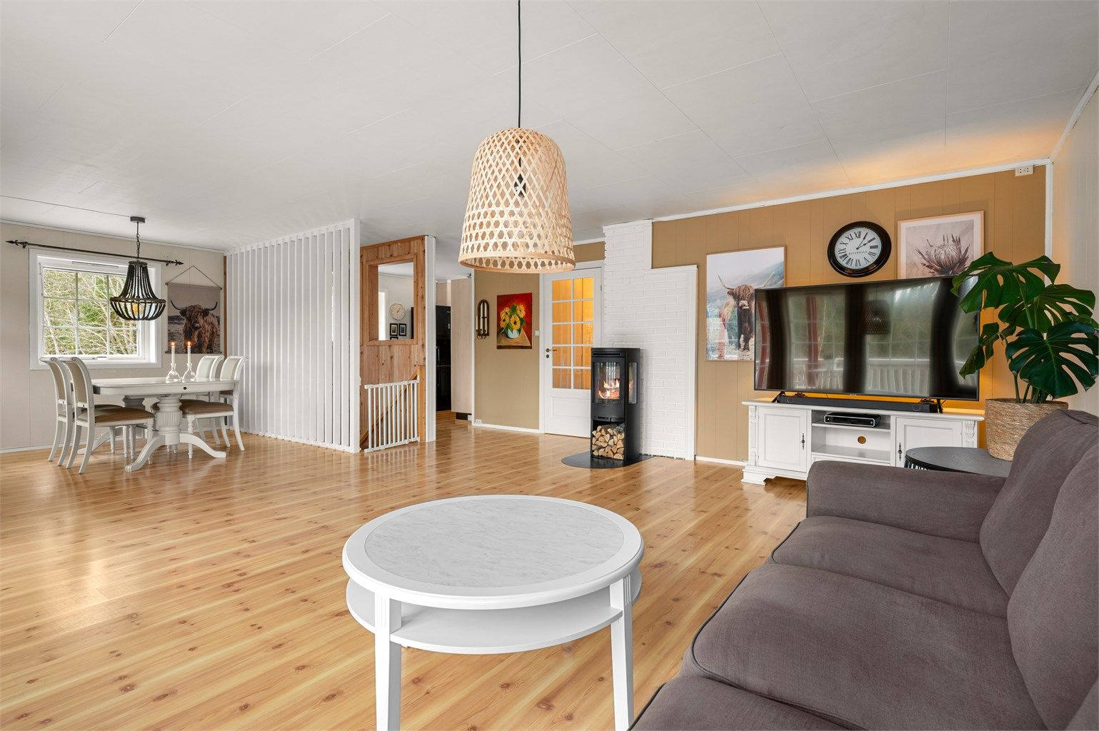 Stuen har god plass til sofagruppe med tilhørende TV-møblement og stor spisegruppe. 