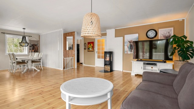 Stuen har god plass til sofagruppe med tilhørende TV-møblement og stor spisegruppe.