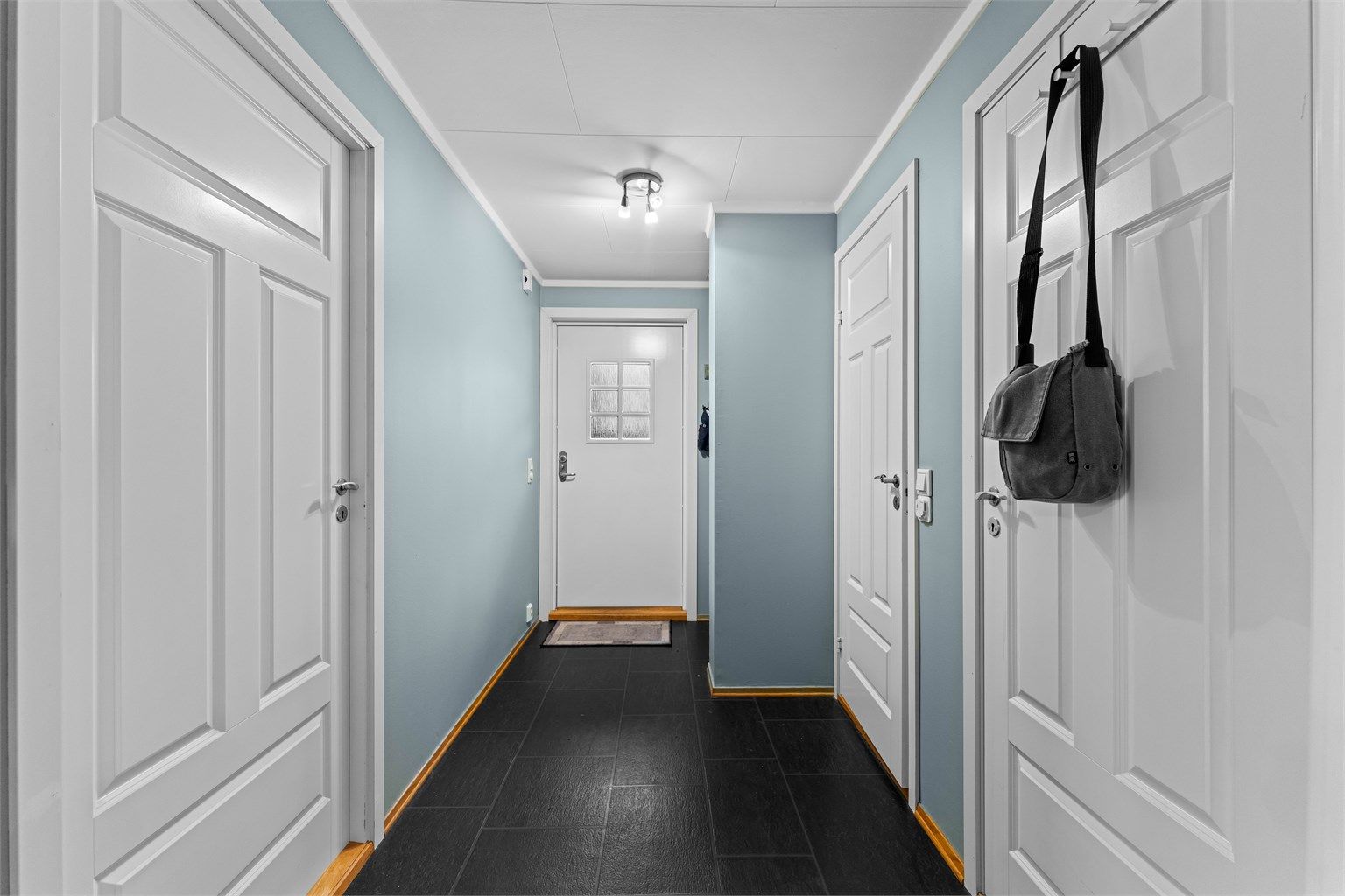 Entreen er romslig med god plass til kles-hengløsninger og øvrig møblement.