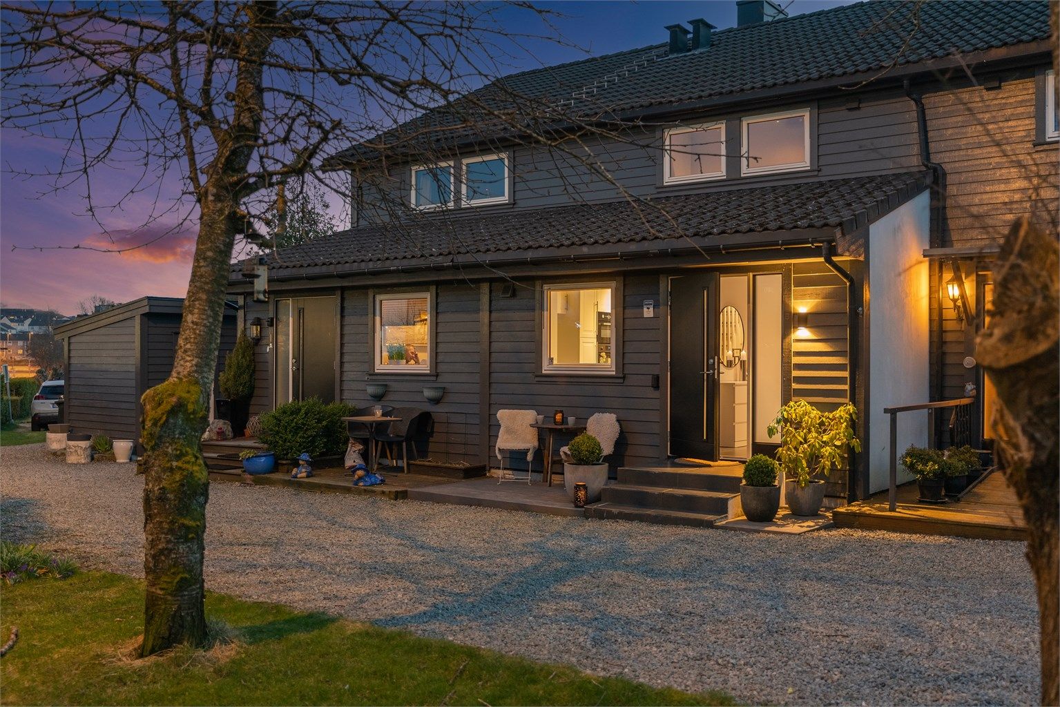 Fint rekkehus beliggende på Våland. 3 sov, romslig stue, kjellerstue.Vestvendt, solrik terrasse. Parkering m/elbil-lader.

