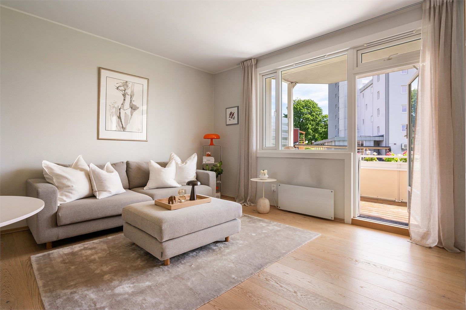 Stuen er lys og innbydende med plass til sofa, salongbord og TV-seksjon.