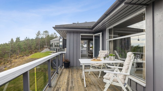 Balkongen har rikelig plass til flere sittegrupper, perfekt for både avslapning og sosiale samlinger.