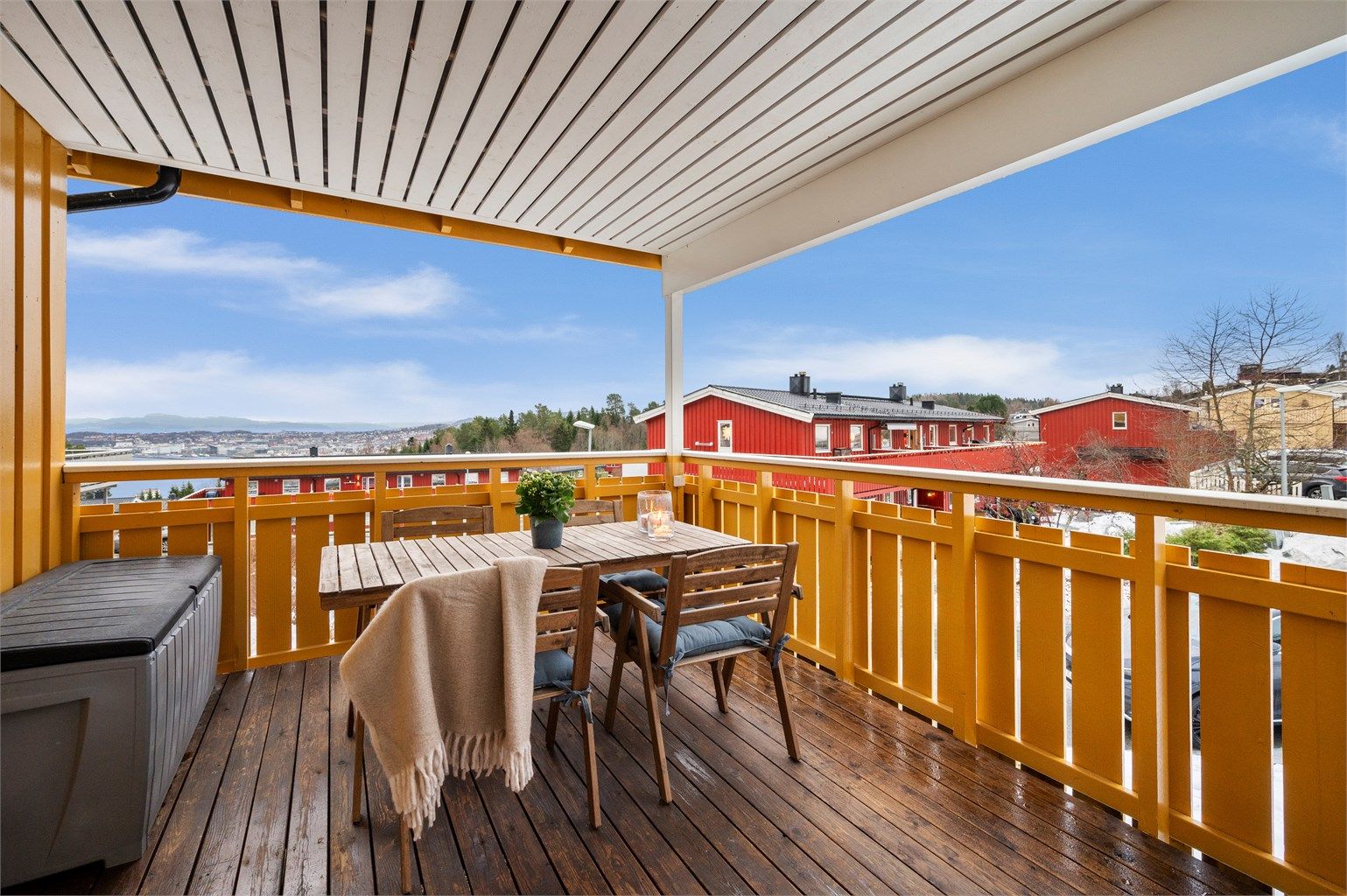 Terrassen er overbygd og vil på sommerstid oppleves som en fin forlengelse av stuen. Selger opplyser om solgang på eiendommen fra tidlig morgen til ca. kl. 19:30 på sommerstid. 