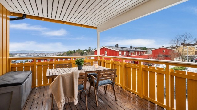Terrassen er overbygd og vil på sommerstid oppleves som en fin forlengelse av stuen. Selger opplyser om solgang på eiendommen fra tidlig morgen til ca. kl. 19:30 på sommerstid.