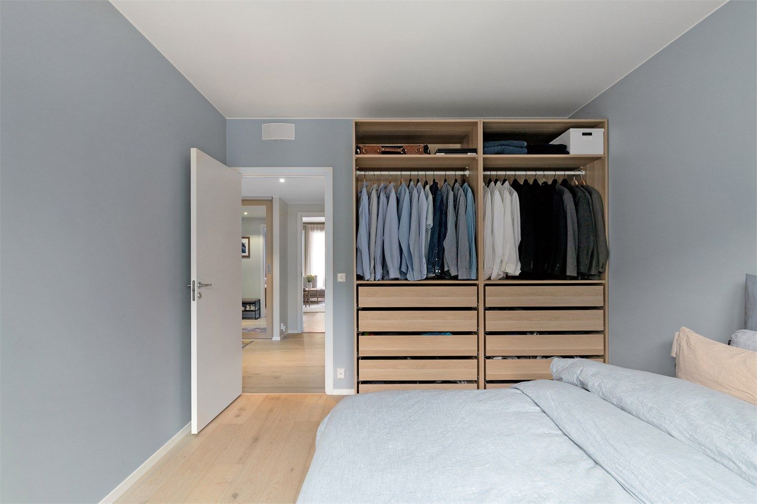 Mye lagringsplass i garderobeskap i eikeutførelse